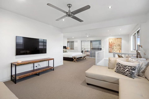 Pool Side Luxury Pet Friendly - Walk To The Beach - VIC Tourism 3