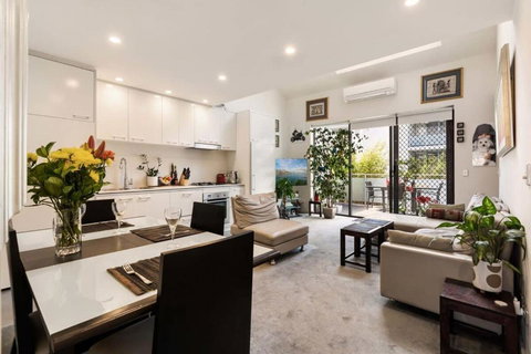 Poolside Apartment Opposite Redfern Park - VIC Tourism 0