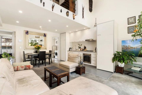 Poolside Apartment Opposite Redfern Park - VIC Tourism 1