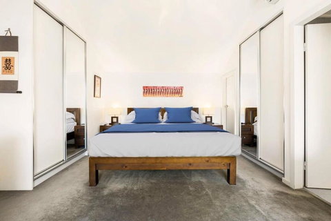 Poolside Apartment Opposite Redfern Park - VIC Tourism 2