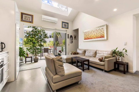 Poolside Apartment Opposite Redfern Park - VIC Tourism 3