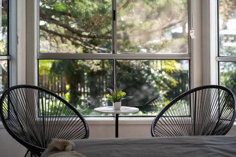 Popular Central Location King Bed The Repose - VIC Tourism 0