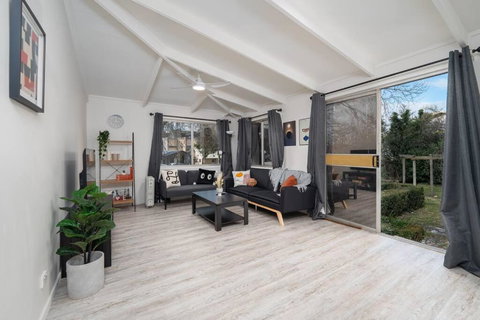 Popular Central Location King Bed The Repose - VIC Tourism 3