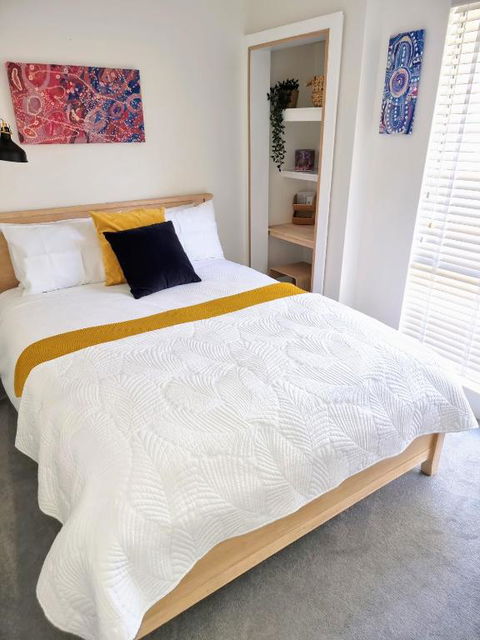 Queen Bed Apartment- No Sharing, Your Very Own Space - VIC Tourism 0