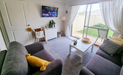 Queen Bed Apartment- No Sharing, Your Very Own Space - VIC Tourism 1