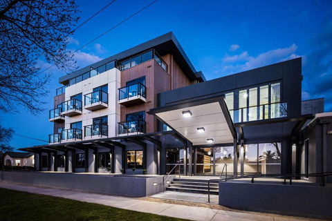 Quality Hotel Lakeside - VIC Tourism 0