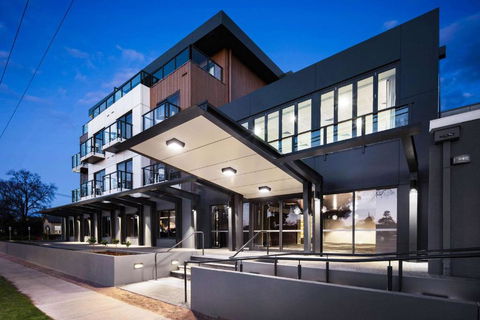 Quality Hotel Lakeside - VIC Tourism 1