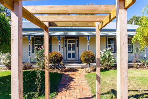 Pound Hill Cottage - VIC Tourism 0