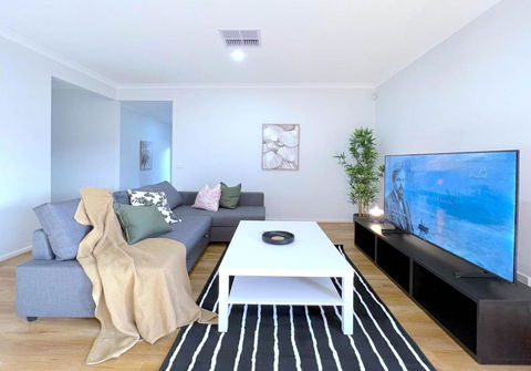Pride Pakenham Parkfront Home - VIC Tourism 0