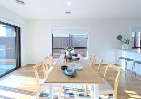 Pride Pakenham Parkfront Home - VIC Tourism 3