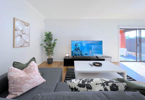 Pride Pakenham Parkfront Home - VIC Tourism 1