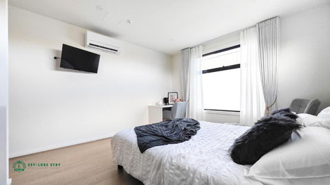 Queen Bed Stylish Suite With TV - Room 12 - VIC Tourism 0