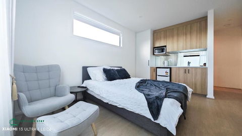 Queen Bed Stylish Suite With TV - Room 12 - VIC Tourism 2