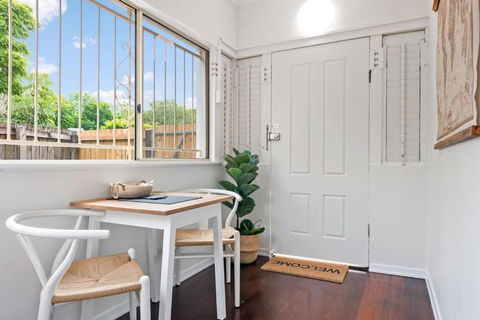 Quiet & Bright Art Deco Apartment By New Farm Park - VIC Tourism 3
