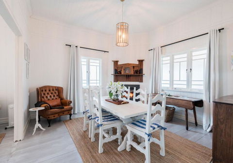 Pretty Pink Queenslander With Spectacular Views! - VIC Tourism 2