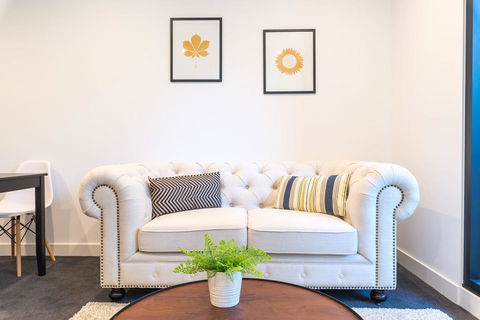 Astrina Deluxe 1 Bedroom - VIC Tourism 1