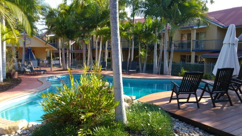 At Beach Court Holiday Villas - VIC Tourism 1