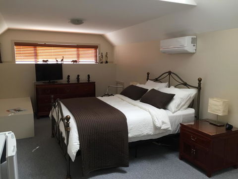 Atina Rocks Country Homestead - VIC Tourism 0