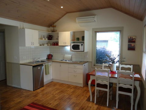 Autumn Affair Cottage 6 - VIC Tourism 3