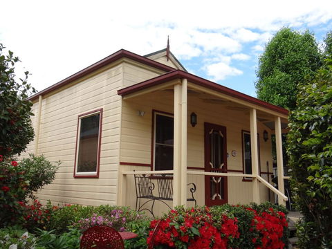 Autumn Affair Cottage 6 - VIC Tourism 1