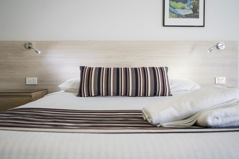 Avoca Beach Hotel - VIC Tourism 3