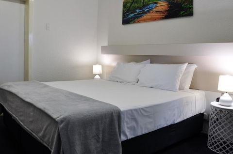 Balonne River Motor Inn - VIC Tourism 3