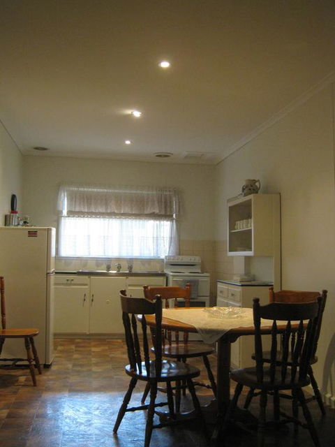 Basedow Units Tanunda - VIC Tourism 1