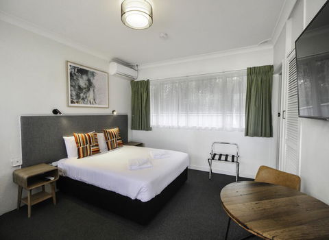Batemans Bay Hotel - VIC Tourism 1
