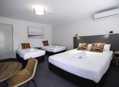 Batemans Bay Hotel - VIC Tourism 3