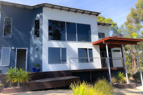 BAY OF FIRES BEACH SHACK Ocean Views From A Modern Beachhouse - VIC Tourism 0