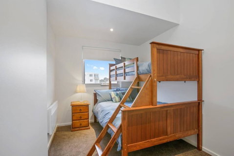 BAY VUE - Top Floor Apartment, Amazing Views! - VIC Tourism 1