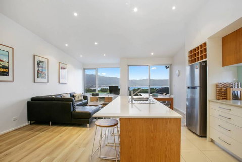 BAY VUE - Top Floor Apartment, Amazing Views! - VIC Tourism 3
