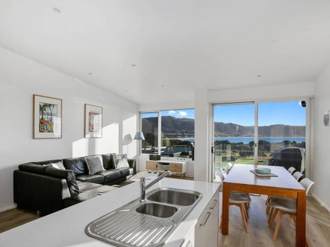 BAY VUE - Top Floor Apartment, Amazing Views! - VIC Tourism 0