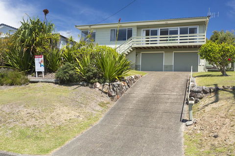 Beach Cottage, Forster - VIC Tourism 0