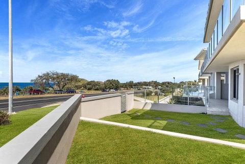 Beachfront Cabarita Apartment - VIC Tourism 1