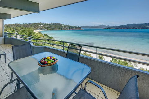 Beachfront Hamilton Island - VIC Tourism 0
