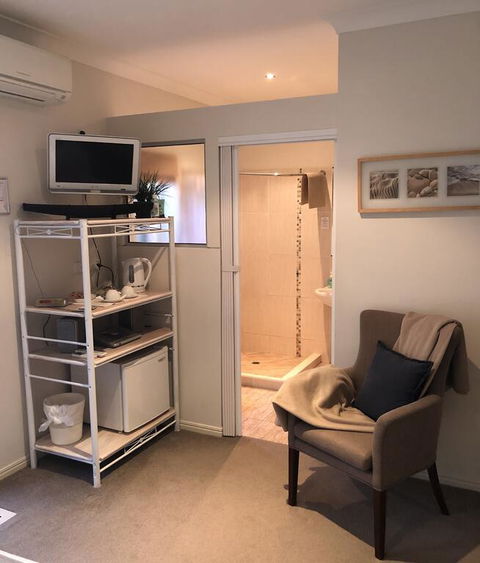 Beachhouse Bed And Breakfast - VIC Tourism 3