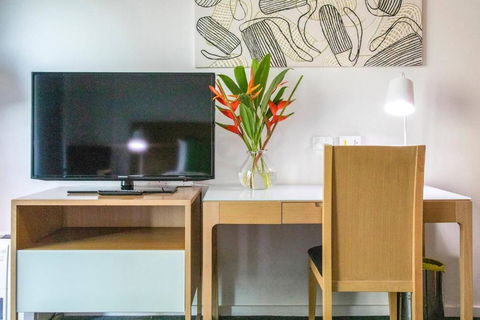 Resort-Style Sister Studios - Double Delight In The CBD - VIC Tourism 1