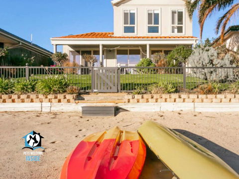 Renovated Beautiful Holiday Home With A Private Beach & Stunning Views! - VIC Tourism 1