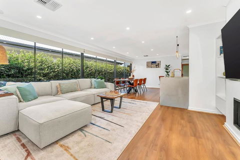 Redbrick Retreat - Generous Coastal Escape - VIC Tourism 0