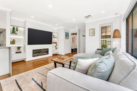 Redbrick Retreat - Generous Coastal Escape - VIC Tourism 1