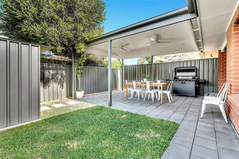 Redbrick Retreat - Generous Coastal Escape - VIC Tourism 3