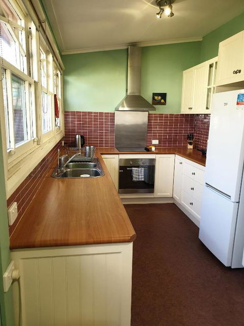 Redruth - 2 Bedroom Cottage Situated In Wandiligong - VIC Tourism 3