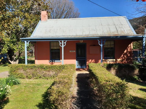Redruth - 2 Bedroom Cottage Situated In Wandiligong - VIC Tourism 0