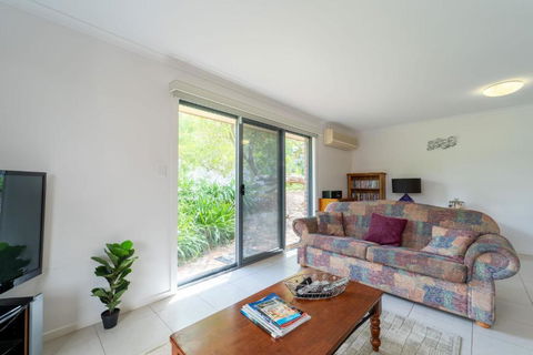 Relaxing Holiday Home Pets Are Welcome - VIC Tourism 3