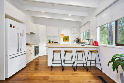 Renovated 5 Bedroom Retreat With Deck Fireplace - VIC Tourism 0