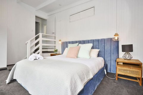 Renovated 5 Bedroom Retreat With Deck Fireplace - VIC Tourism 3