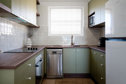 Renovated Apartment With Ocean Views - VIC Tourism 2