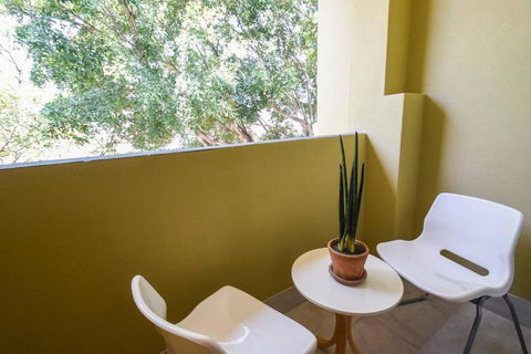 Resort-style Coastal Living With Balcony & Pool - VIC Tourism 3