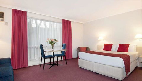 Ringwood Lake Inn - VIC Tourism 1